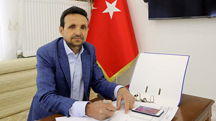 Muhtar biri mavi diğeri kahverengi gözleriyle dikkat çekiyor: Gözlerim için oy verdiler