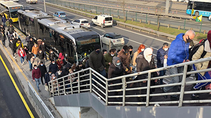 Cevizlibağda yoğunluk korkutuyor: Toplu ulaşımda seferlerin azlığı isyan ettirdi