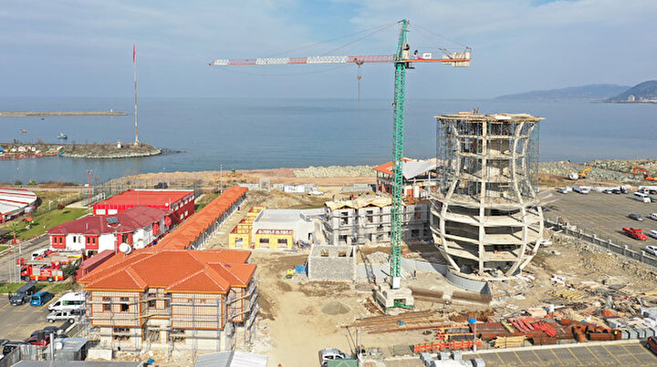 Dünyanın en büyük ince belli çay bardağı Rizede yükseliyor