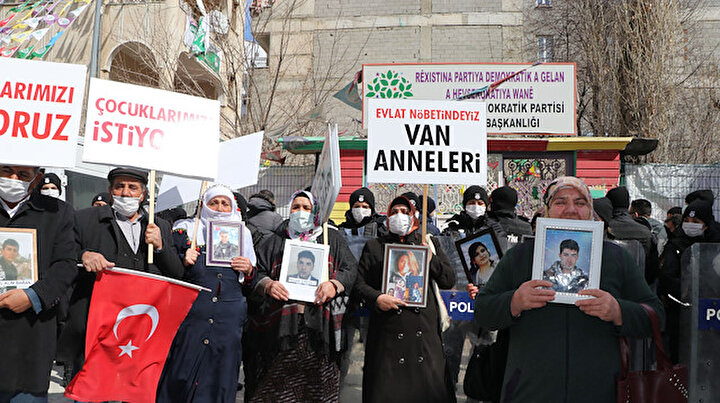 HDPliler PKK tarafından kaçırılan evlatlarını isteyen ailelerin sesini müzikle bastırmaya çalıştı