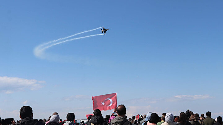 Van Gölü semalarında nefes kesen gösteri: Solo Türk izleyenleri yine hayran bıraktı