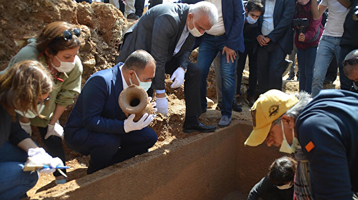 İnşaat kazısında bulunan 2 bin 400 yıllık lahidin kapağı Bakan Ersoyun katıldığı törenle açıldı
