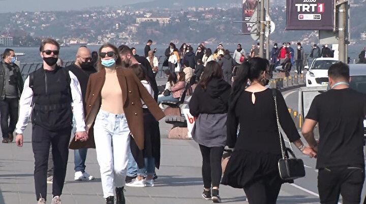 Salacak Sahilinde pes dedirten kalabalık: Kısıtlama kuralları yerle bir