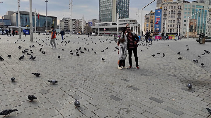 Kısıtlamalı cumartesi gününde meydanlarda: Taksim turistlere kaldı