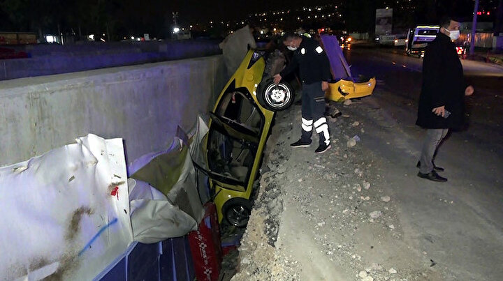 Otomobilin çarptığı taksi betonla toprak arasında dik şekilde asılı kaldı