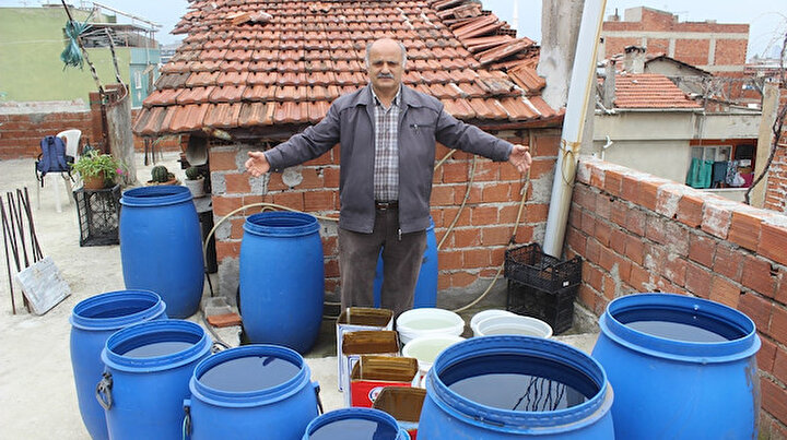 Evinin çatısına koyduğu bidonları yağmur suyuyla doldurarak yılda tonlarca su tasarruf ediyor