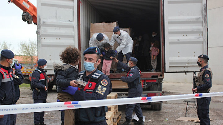 Yasa dışı yollarla İtalyaya kaçacaklardı: 3 konteynerden 91 kaçak göçmen çıktı