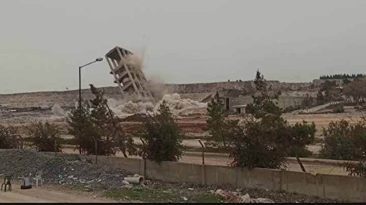 Gaziantepte 60 yıllık silo 60 kilo dinamitle patlatılarak yıkıldı: Gökyüzünü toz bulutu sardı