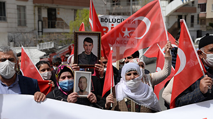 HDP önündeki evlat nöbeti 583üncü gününde: Bizi düşman kapısında ağlatma oğul