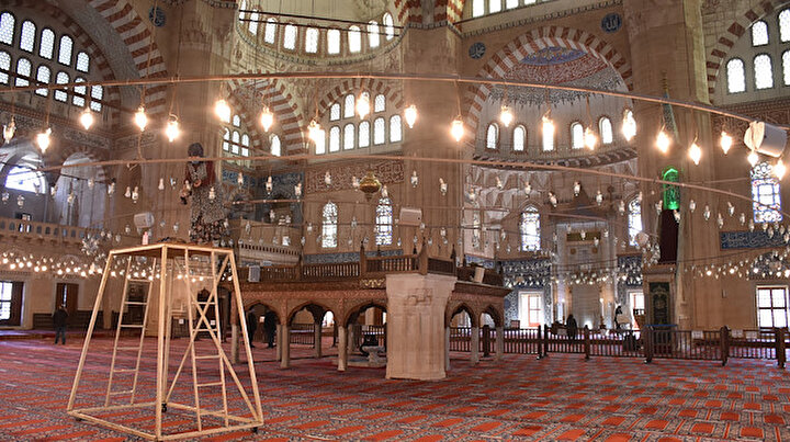 Selimiye Camiinde ramazan hazırlığı: Avizeleri gül suyuyla temizlendi
