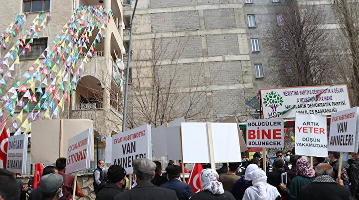 Vandaki evlat eylemine Diyarbakırlı annelerden destek: HDPliler yine seslerini müzikle bastırmaya çalıştı
