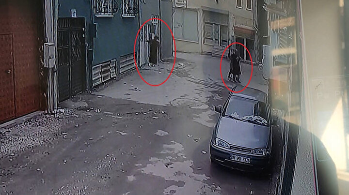 Bursada inanılmaz olay: Kadın hırsızlar kredi kartı ile girdikleri evden servet götürdü