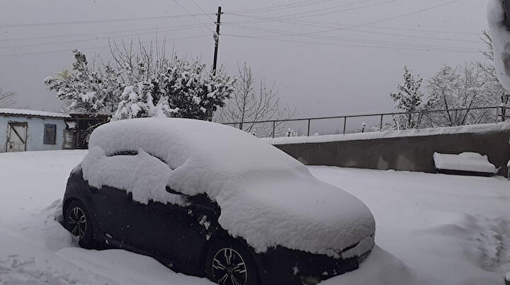 Baharın ortasında kara kış: 40 santim kar yağdı 61 mahalle yolu ulaşıma kapandı