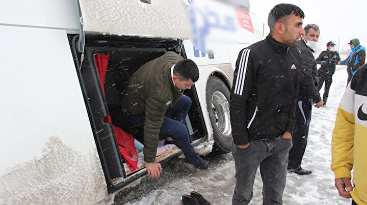 Yan yatan otobüste ilginç görüntü: 24 yolcu bagajdan çıktı