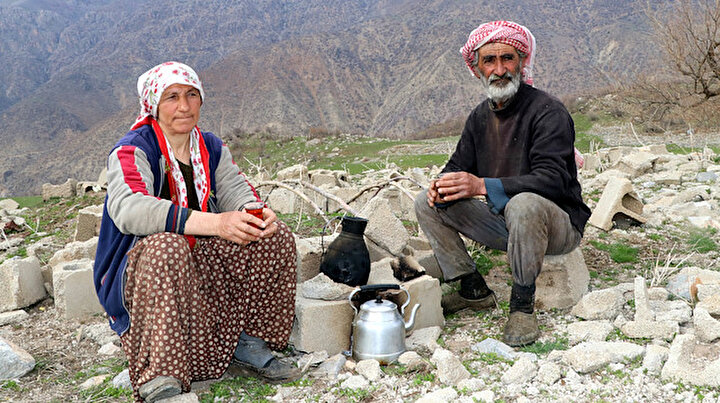 11 yıl önce boşaltılan köyde tek başlarına yaşıyorlar: Burada hastalık yok