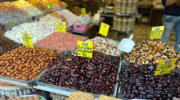 Ramazanın gözdesi hurma tezgahları süsledi: 14 liraya da var 80 liraya da