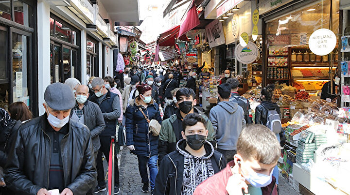 Eminönünde iğne atsan yere düşmüyor: Ramazan öncesi alışveriş yoğunluğu