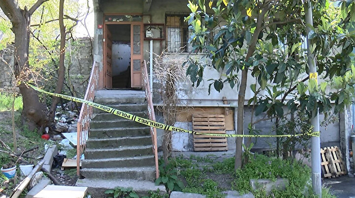 Kötü kokular geliyordu: Haber alamadıkları ev arkadaşlarını odasında ölü olarak buldular