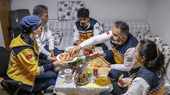 Fedakar sağlık çalışanları: İlk sahurlarını görev başında yaptılar