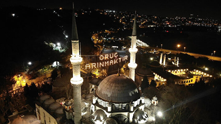 İstanbul’da camiler mahyalarla süslendi: Oruç arınmaktır