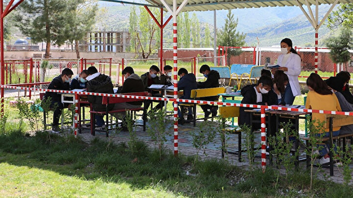 Hababam Sınıfı gerçek oldu: Derslerini okul bahçesinde açık hava sınıfında işliyorlar