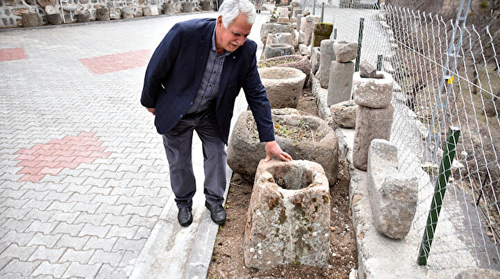 Yalak taşı, kuyu ağzı, şırahane, değirmen, soku hepsi var: Topladığı eski taşlarla evinin bahçesini müzeye çevirdi