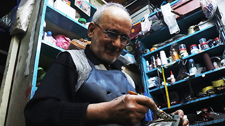 Yarım asırdır ayakkabı tamir ederek ekmeğini kazanıyor