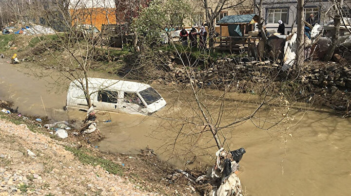 Dereye uçan minibüste 60 yaşındaki kişi mahsur kaldı