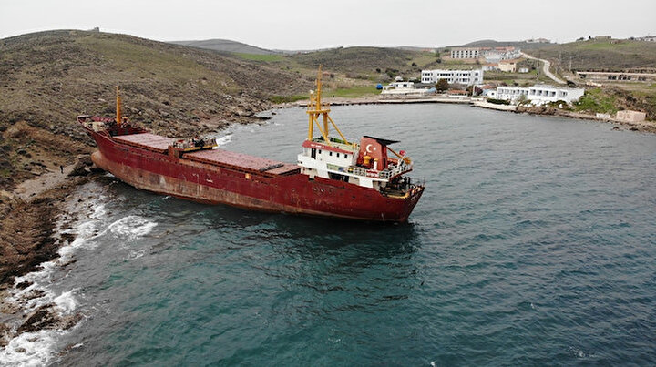 Bozcaada’da karaya oturan gemi kurtarılmayı bekliyor