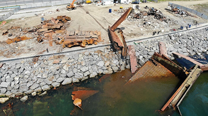 Zeytinburnu’nda kıyıya vuran geminin büyük bir bölümü parçalandı