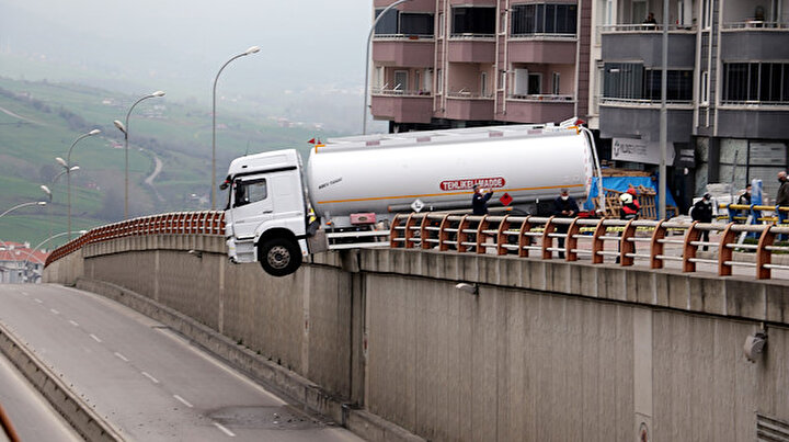 El freni çekilmeyen tanker alt geçit korkuluklarında asılı kaldı
