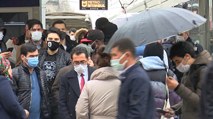 İstanbulda kısıtlama öncesi sokaklarda insan seli