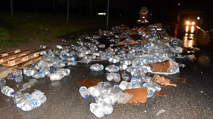 İzmirde TIR park halindeki beton mikserine çarptı: Hepsi yola savruldu