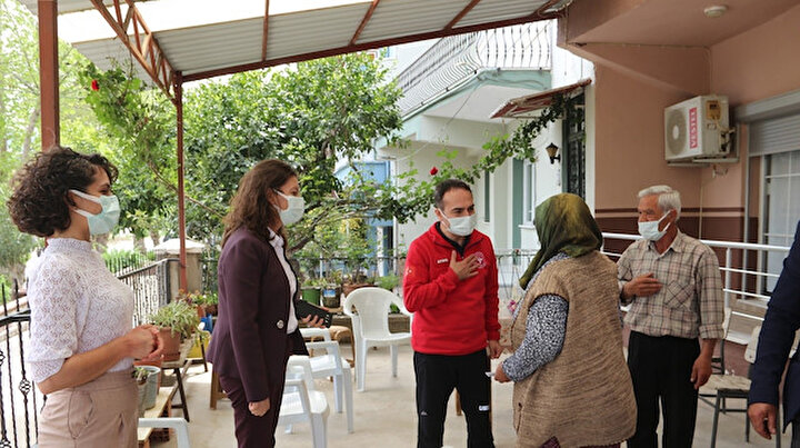 Aşı sırası geldi korkudan gitmedi: Yaşlı adamı İl Sağlık Müdürü ikna etti