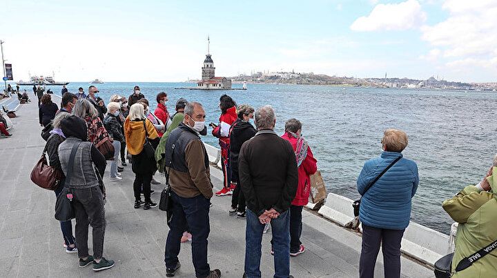 İstanbul güneşli havayı dışarıda değerlendirdi: Üsküdar sahili hınca hınç doldu