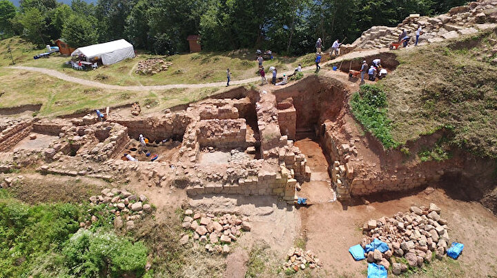 2 bin 300 yıllık kaleye taş ocağı tehdidi