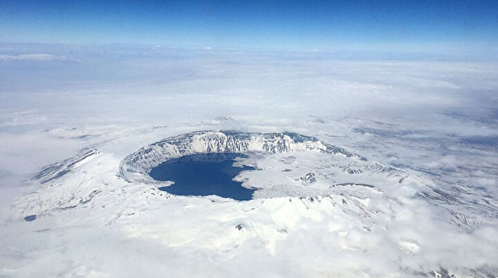Dünyanın en büyük 2. krater gölü Nemrut bembeyaz görüntüsüyle hayran bırakıyor