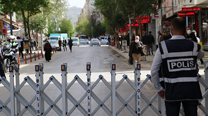Elazığ’da yayalar sosyal mesafeye dikkat etsin diye 3 cadde araç trafiğine kapatıldı