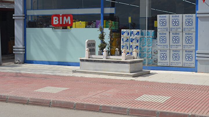Mezarlar kaldırımlar ve yol ortasında: Görenleri şaşırtıyor