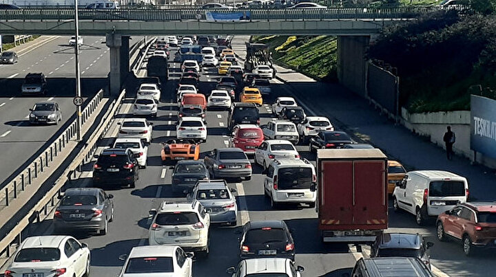 İstanbul’da 82 saatlik kısıtlama öncesi trafik yoğunluğu rekor seviyede: Yüzde 76