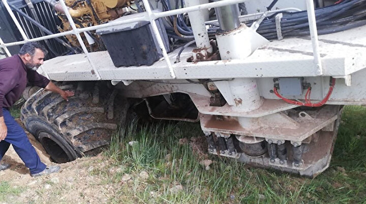 Adıyamanda ilginç olay: Üzerinden petrol arama aracı geçtiği esnada çökünce ortaya çıktı