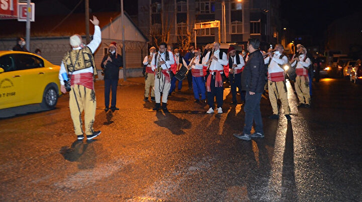 Sahur bandosu ordu gibi: 120 kişilik bando ekibi sahur için sokağa indi