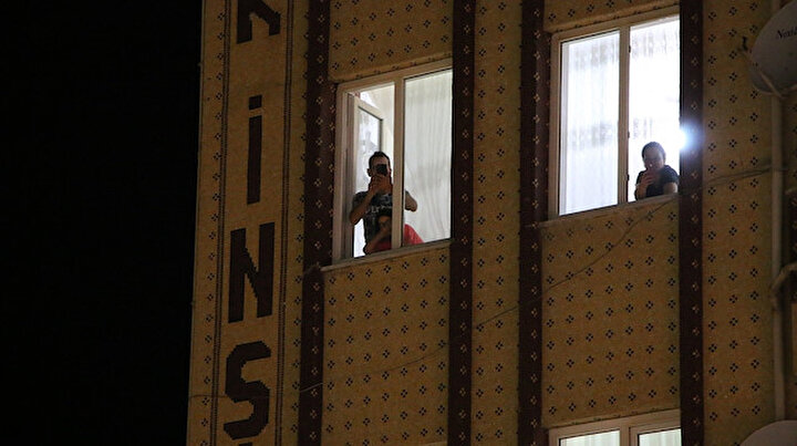 Elazığ’da sahur halayı: Davul ve klarnet sesini duyan camlara koştu