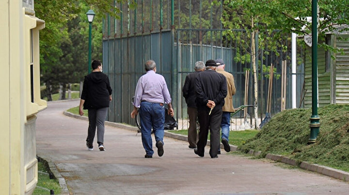 Hava sıcaklığı artınca vatandaşlar kendilerini sokağa attı yasak unutuldu