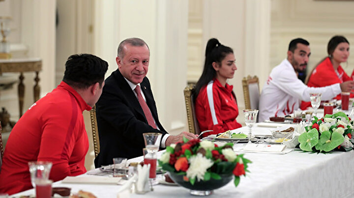 Cumhurbaşkanı Erdoğan milli sporcularla iftar yaptı
