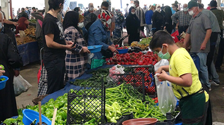 Bir haftadır kapalı olan pazarlar vatandaş akınına uğradı: Fiyatlar yüksek marketlerle aynı