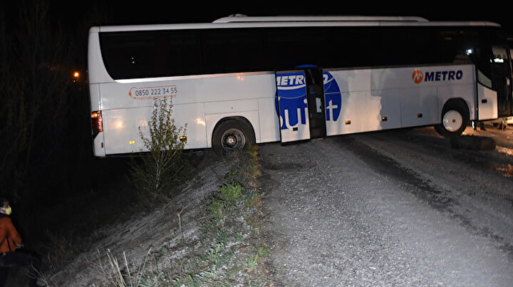 Faciaya ramak kala: Geri manevra yapmak isteyen yolcu otobüsü şarampolde asılı kaldı
