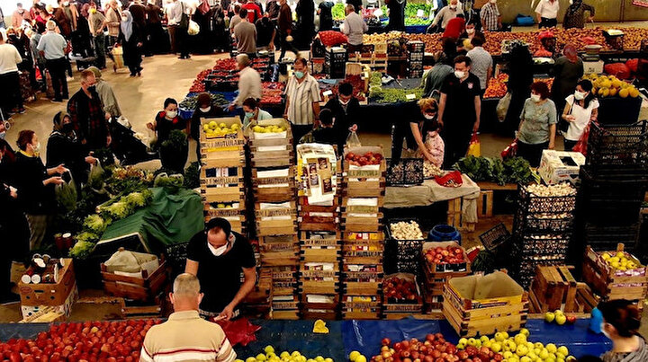 Vatandaş pazara akın etti: Marketler 12 liralık domatesi 5 liraya düşürdü