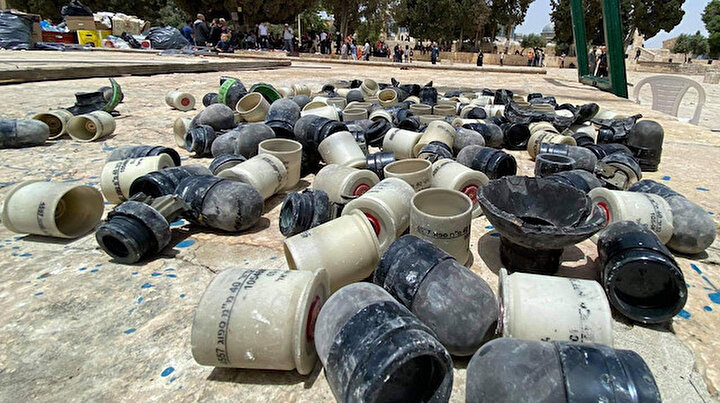 İşgalci İsrail güçlerinin Filistinlilere karşı kullandığı bombaların kapsülleri avluyu kapladı