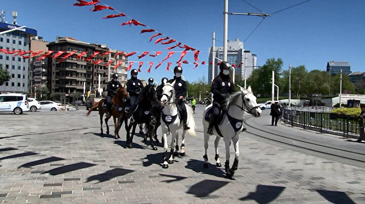Atlı zabıtalar Taksim Meydanı ve İstiklal Caddesinde koronavirüs denetiminde